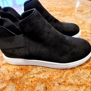 Womens size 39 European (7.5 US) brand new sneaker bootie.